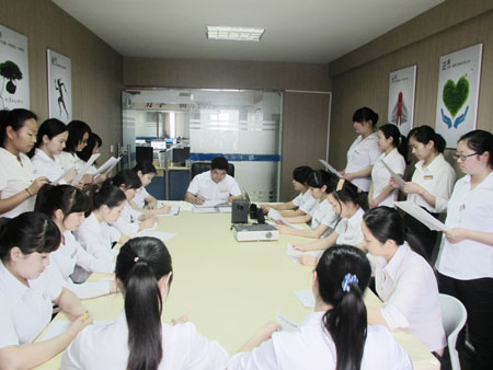 萬商短信平臺公司-會議室進行學(xué)習(xí)探討