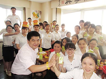 企業(yè)營銷短信平臺-2015年6月員工舉行生日會Party1