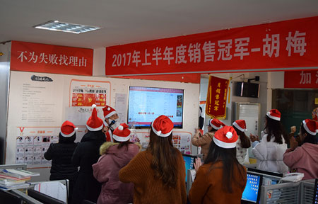  短信公司哪家好？看這里-驚現(xiàn)“大胖子圣誕老人”，萬商超信圣誕突襲送福利